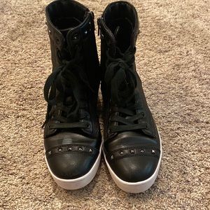Pastry size 8 hip hop shoe.
